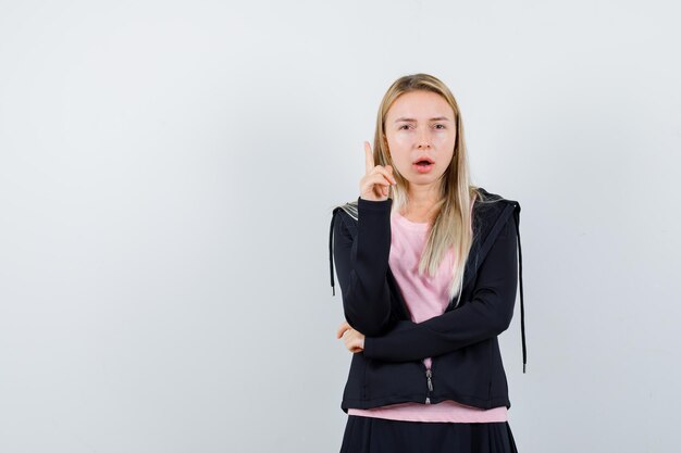 Junge blonde charmante Frau isoliert