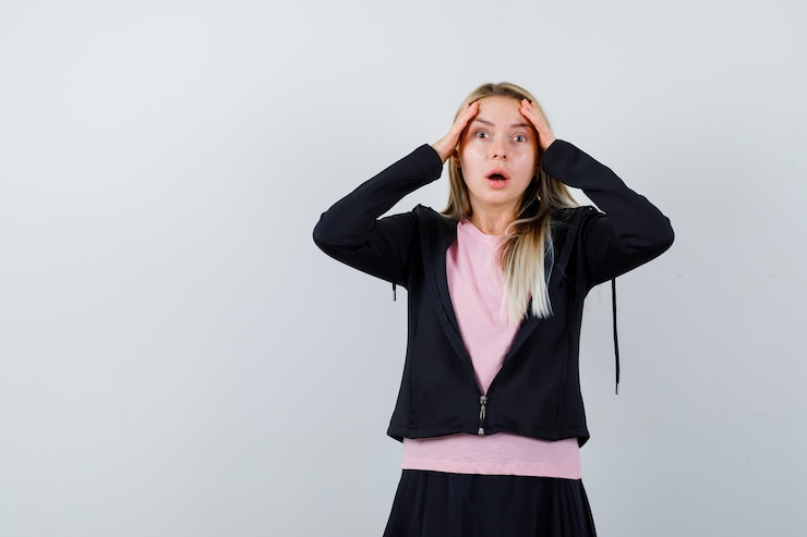 Kostenlose Foto junge blonde charmante frau isoliert