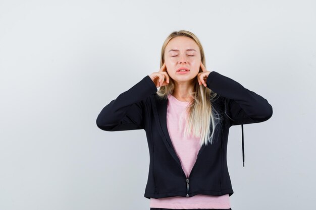 Junge blonde charmante Frau isoliert