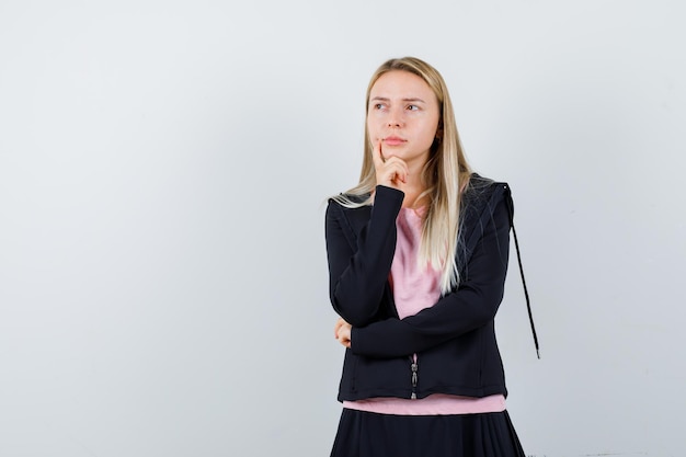 Junge blonde charmante Frau isoliert