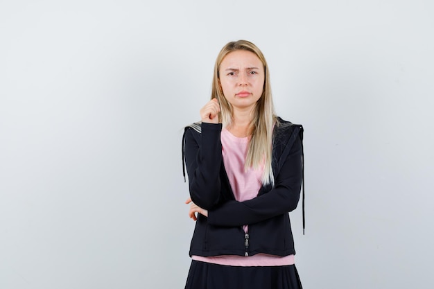 Junge blonde charmante Frau isoliert