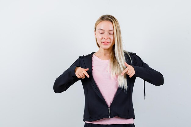 Junge blonde charmante Frau isoliert