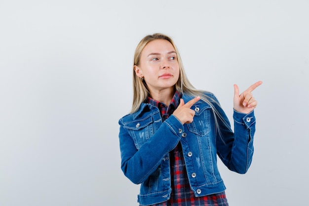 Junge blonde charmante Frau isoliert