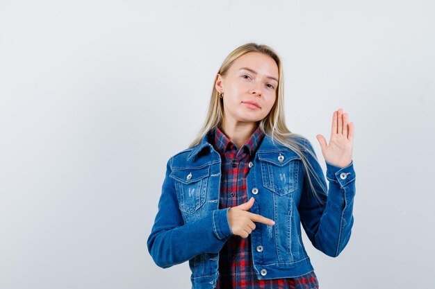 Junge blonde charmante Frau isoliert