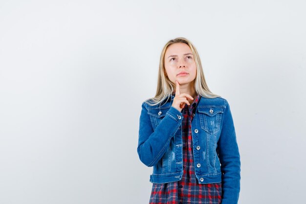 Junge, blonde, charmante Frau, isoliert