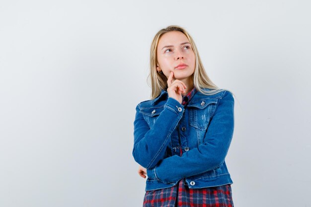 Junge, blonde, charmante Frau, isoliert
