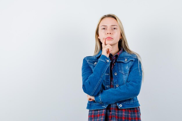 Junge, blonde, charmante Frau, isoliert