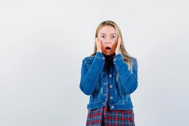 Junge blonde charmante Frau isoliert