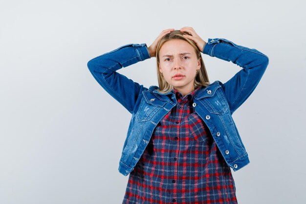 Junge blonde charmante Frau isoliert