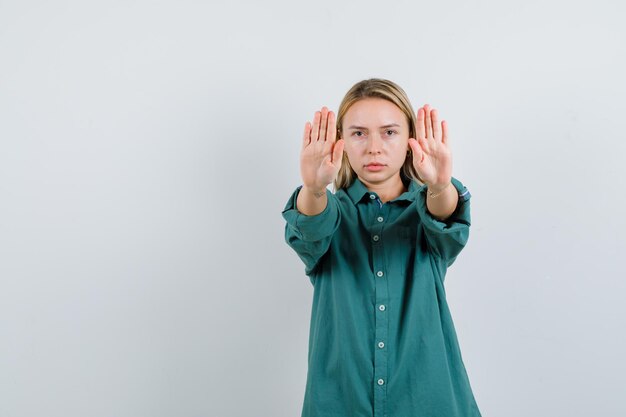 Junge blonde charmante Frau isoliert