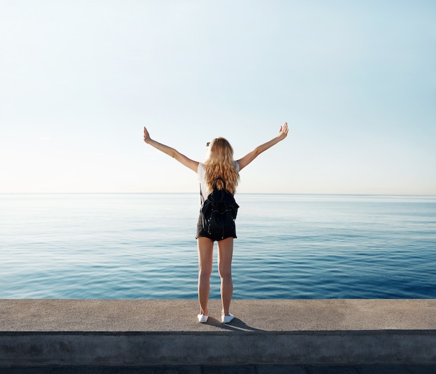 Junge blonde Frau am Strand