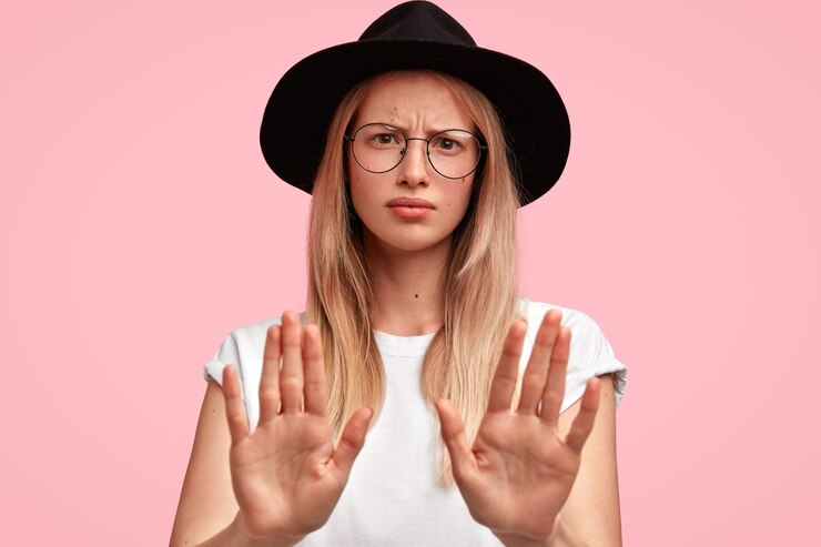 Kostenlose Foto junge blonde frau, die großen hut trägt