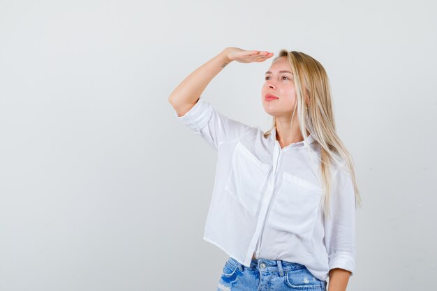 Junge blonde Frau in einem weißen Hemd