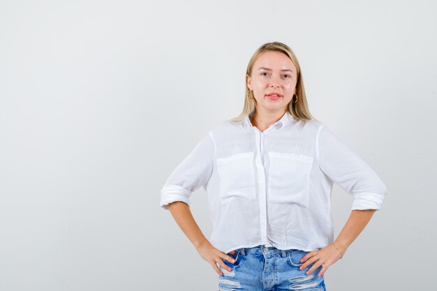 Junge blonde Frau in einem weißen Hemd