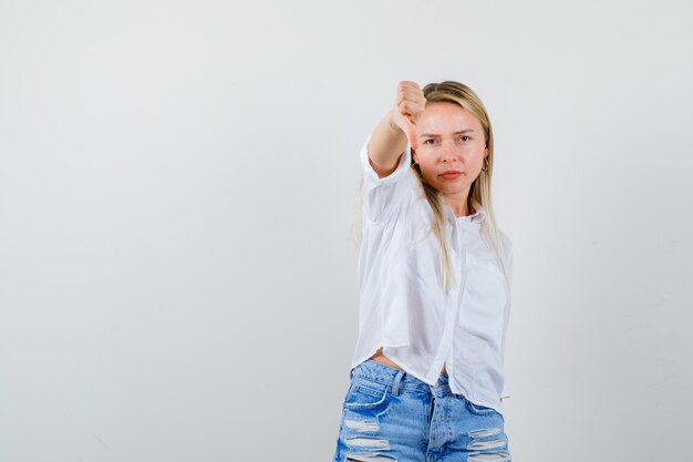 Junge blonde Frau in einem weißen Hemd