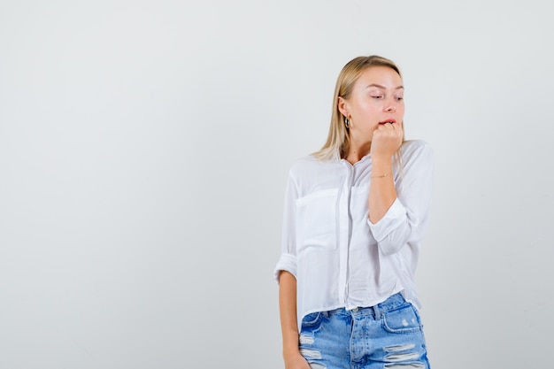 Junge blonde Frau in einem weißen Hemd