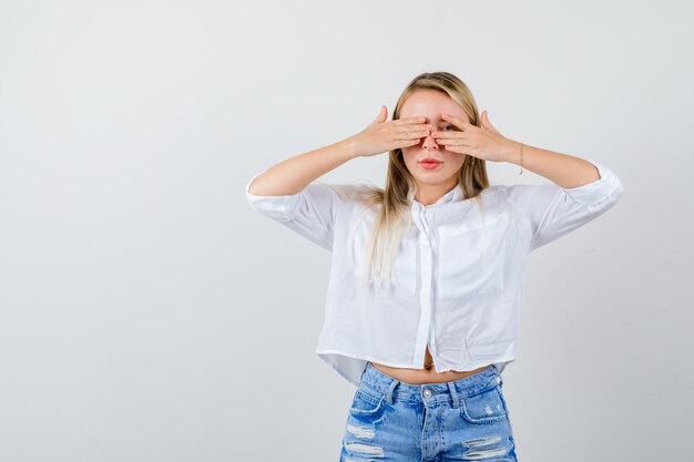 Junge blonde Frau in einem weißen Hemd