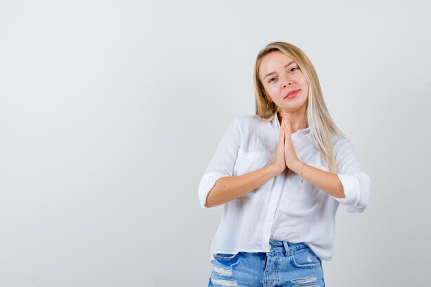 Junge blonde Frau in einem weißen Hemd