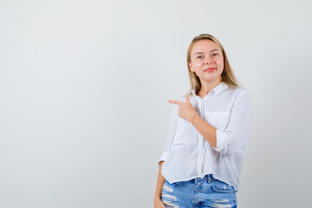 Junge blonde Frau in einem weißen Hemd