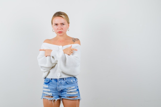 Kostenloses Foto junge blonde frau in einem weißen pullover