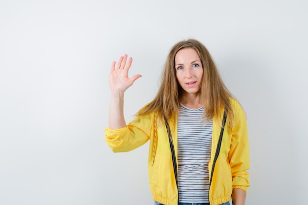 Kostenloses Foto junge blonde frau in einer gelben jacke