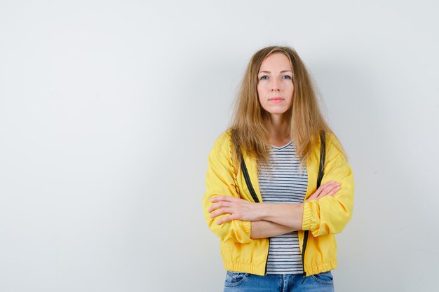 Junge blonde Frau in einer gelben Jacke