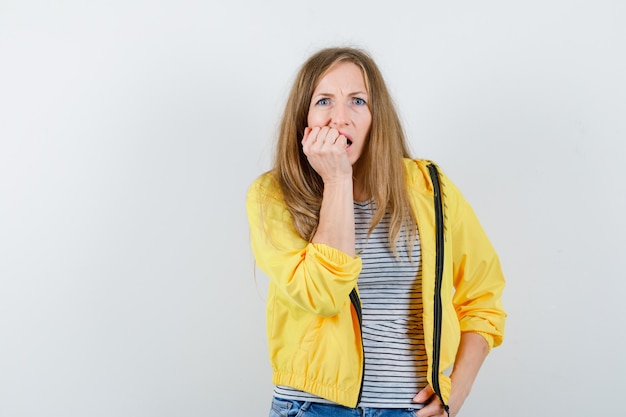 Kostenloses Foto junge blonde frau in einer gelben jacke