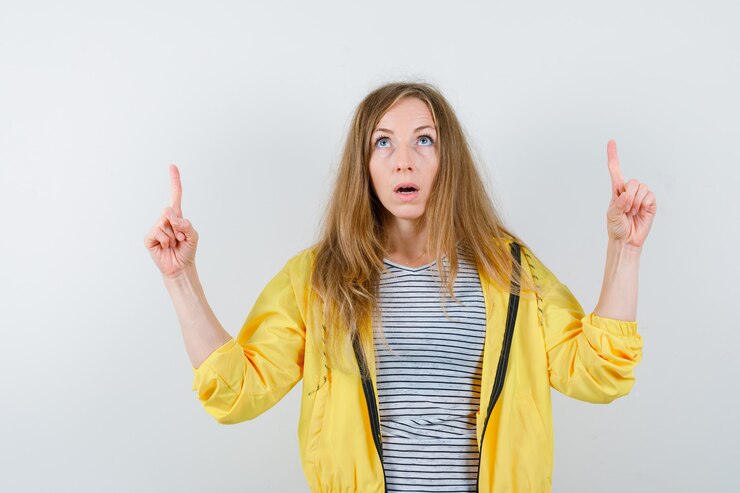 Kostenlose Foto junge blonde frau in einer gelben jacke
