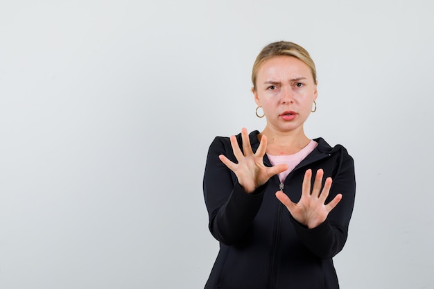 Kostenloses Foto junge blonde frau in einer schwarzen jacke