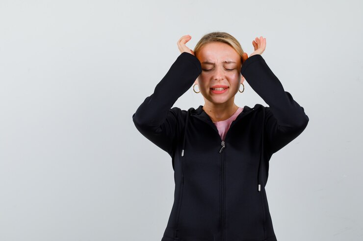 Kostenlose Foto junge blonde frau in einer schwarzen jacke