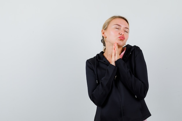 Kostenloses Foto junge blonde frau in einer schwarzen jacke