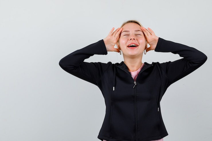 Kostenlose Foto junge blonde frau in einer schwarzen jacke