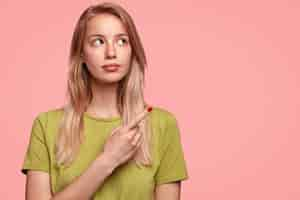 Kostenloses Foto junge blonde frau mit grünem t-shirt