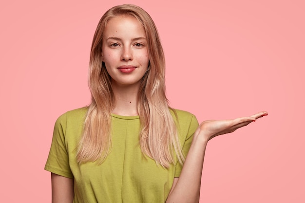 Junge blonde Frau mit grünem T-Shirt