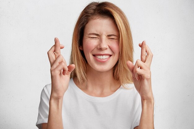 Junge blonde Frau mit weißem T-Shirt