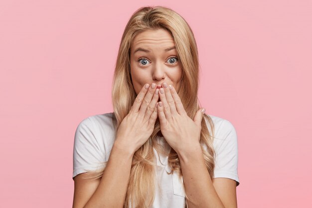 Junge blonde Frau mit weißem T-Shirt