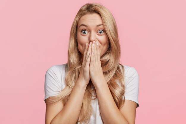 Junge blonde Frau mit weißem T-Shirt