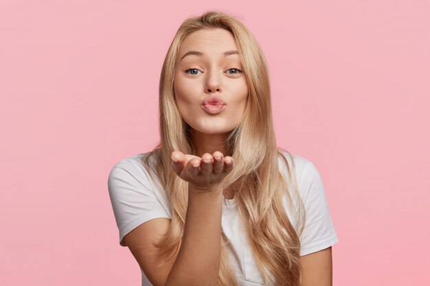 Junge blonde Frau mit weißem T-Shirt