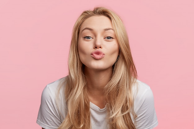 Junge blonde Frau mit weißem T-Shirt