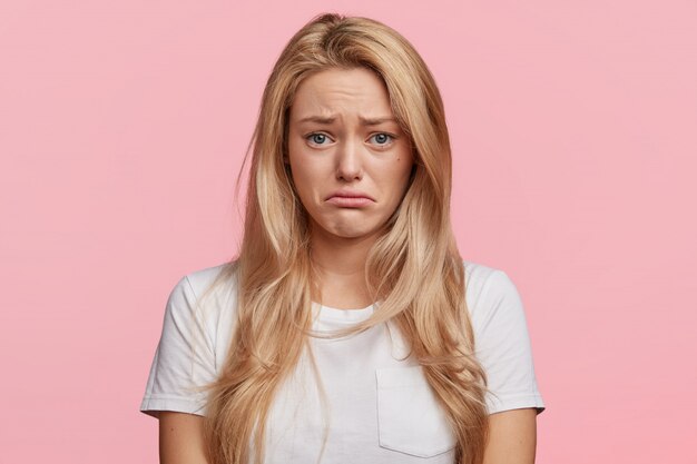 Junge blonde Frau mit weißem T-Shirt