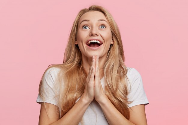 Junge blonde Frau mit weißem T-Shirt