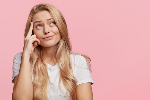 Junge blonde Frau mit weißem T-Shirt