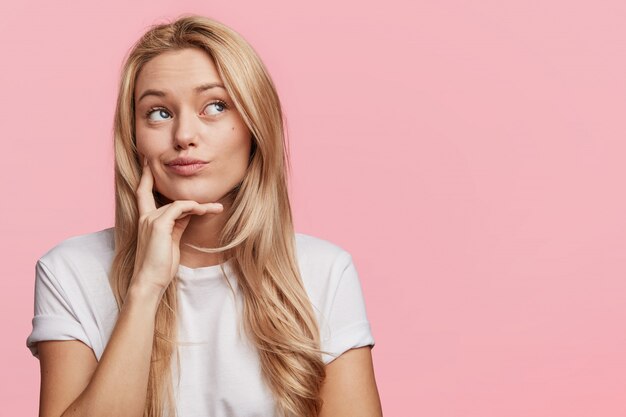 Junge blonde Frau mit weißem T-Shirt