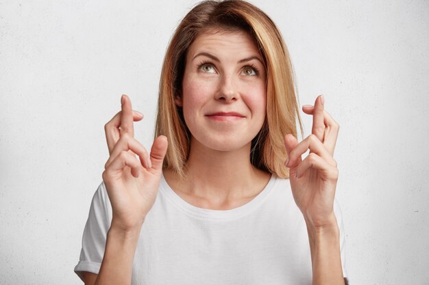 Junge blonde Frau mit weißem T-Shirt