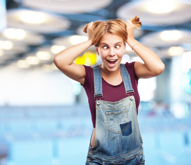 Kostenloses Foto junge, blonde mädchen glücklich ausdruck