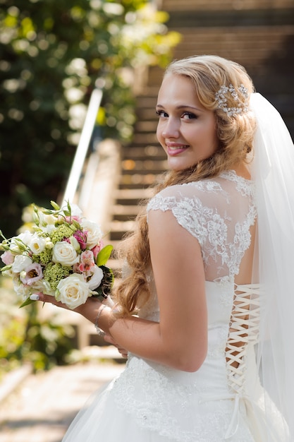Junge Braut am Hochzeitstag