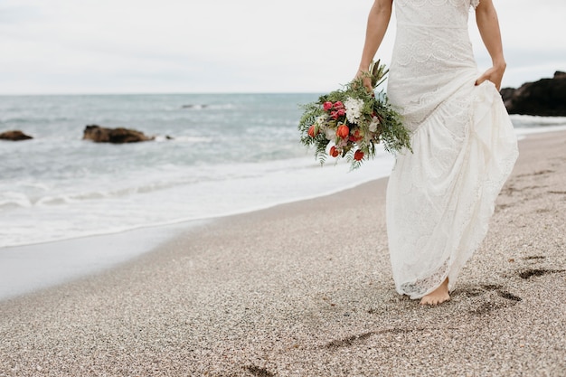 Junge Braut in ihrem Hochzeitskleid