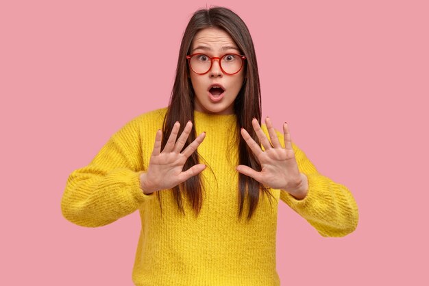 Junge brünette Frau im gelben Pullover