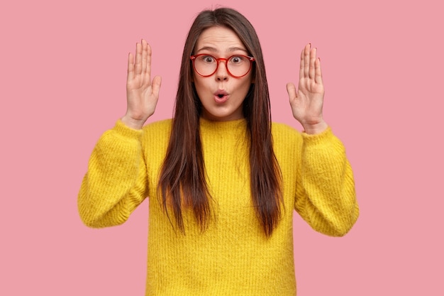 Kostenloses Foto junge brünette frau im gelben pullover