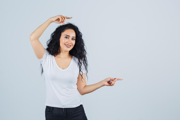 Junge brünette Frau in einem weißen T-Shirt